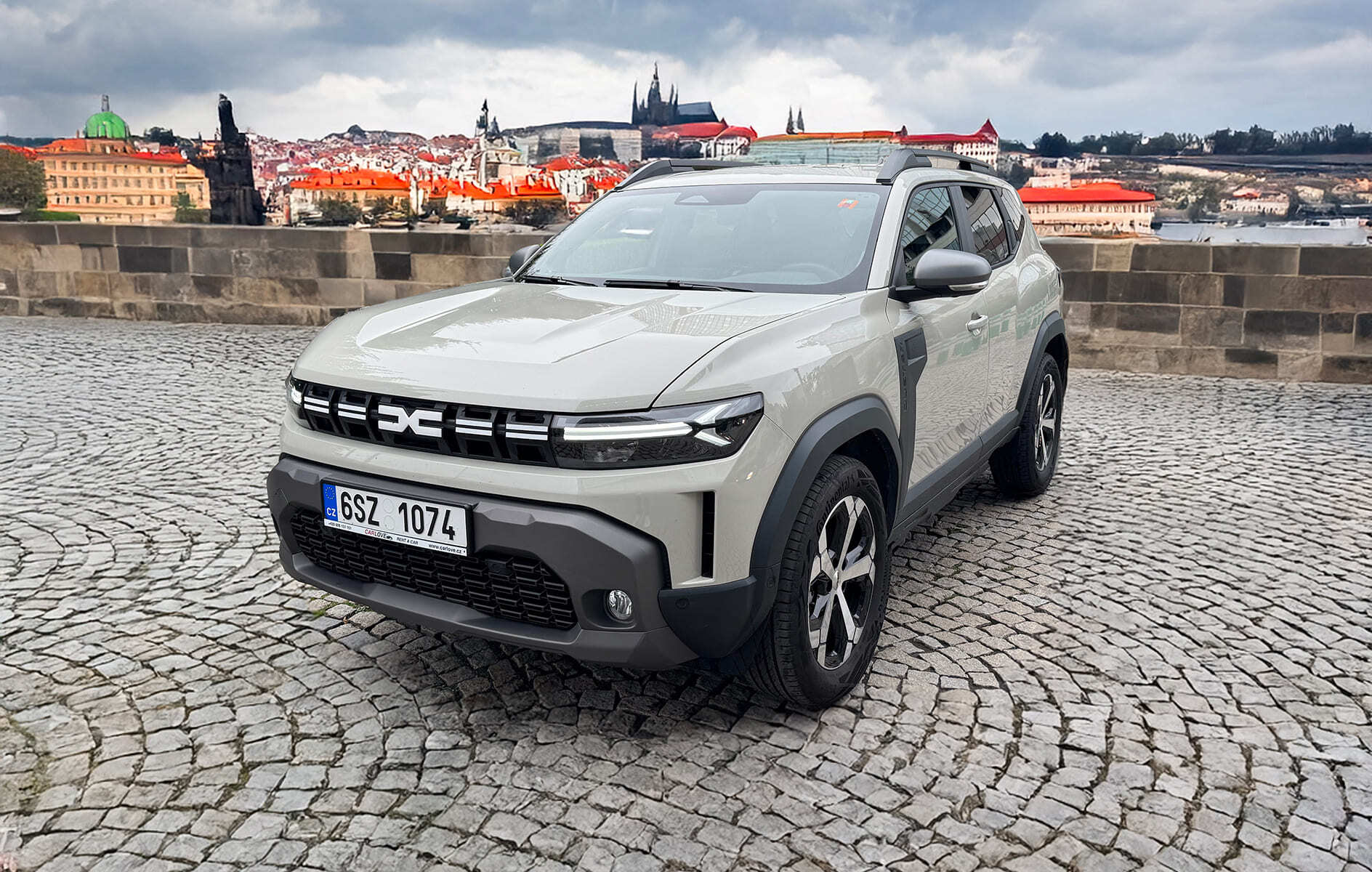 租一辆车 Dacia Duster 4x4 MT 在布拉格