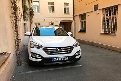 租一辆车 Hyundai Santa Fe 在布拉格