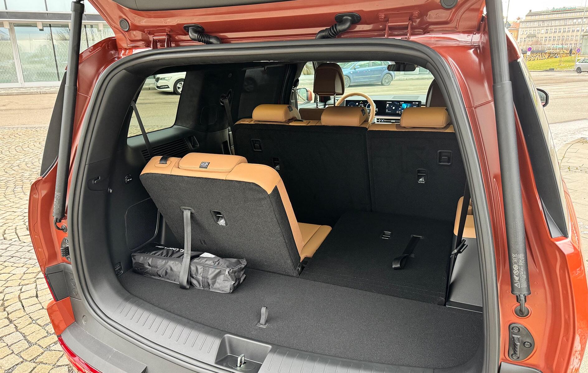 Car rental Hyundai Santa Fe in Prague