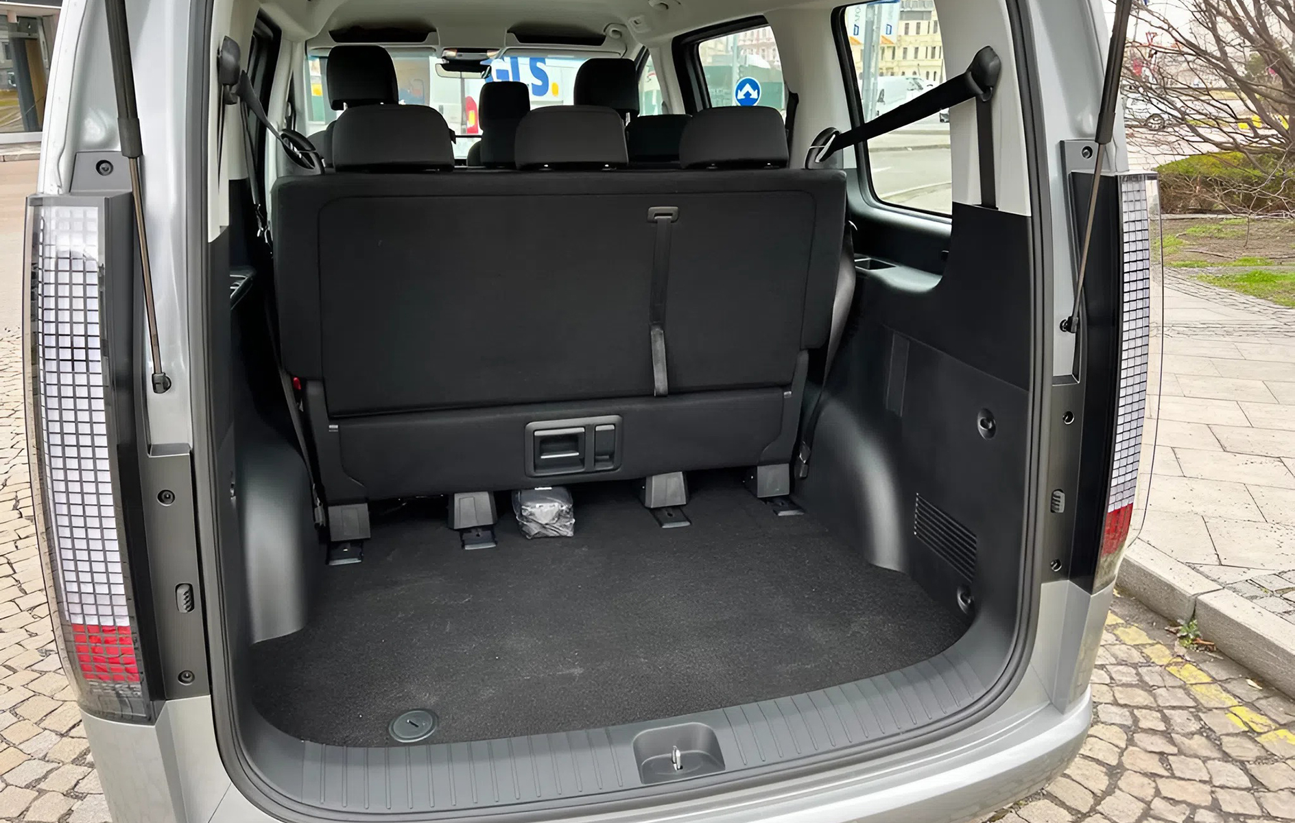Car rental Hyundai Staria in Prague