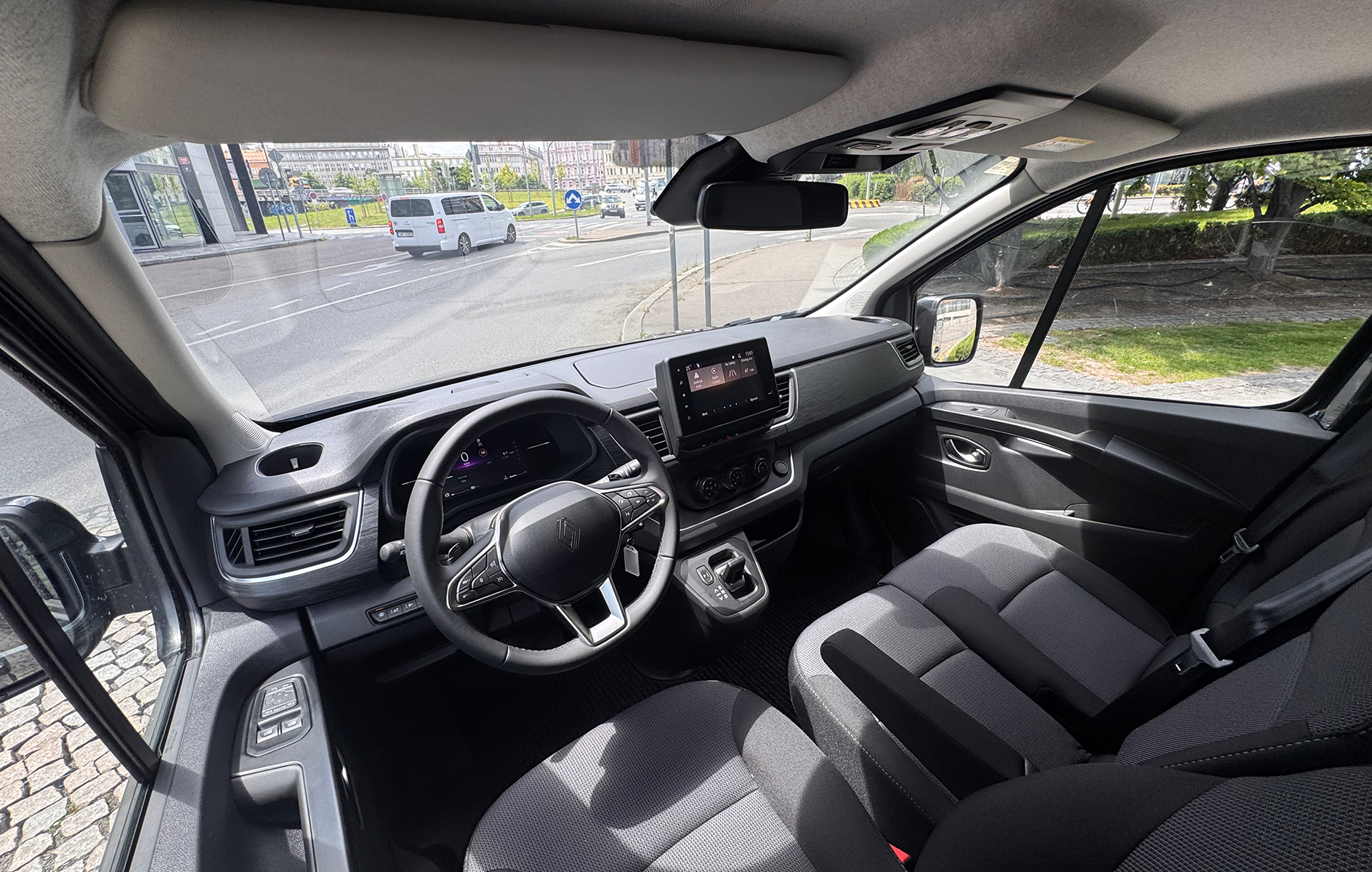 Autopůjčovna Ranault Trafic 9seats Praha