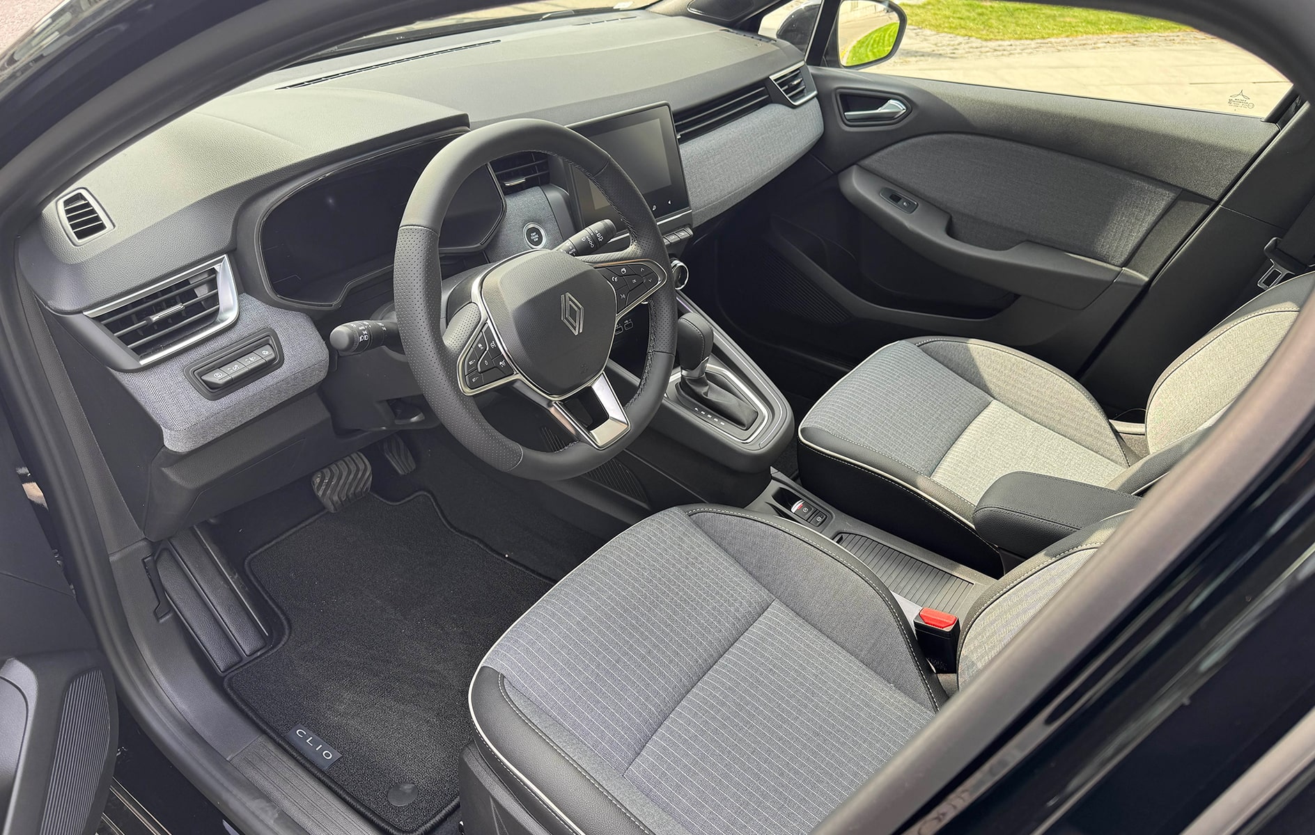 Car rental Renault Clio AT in Prague