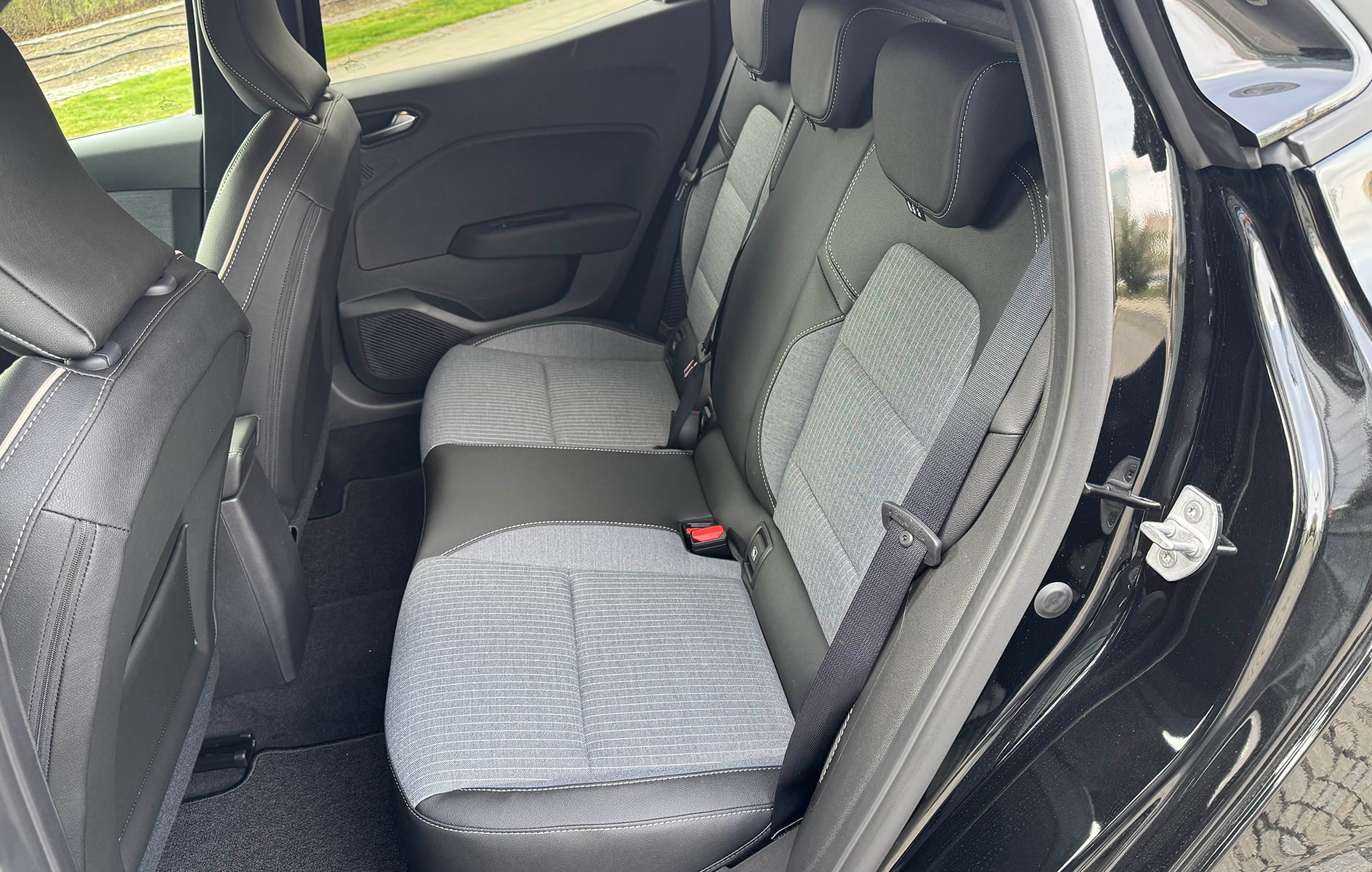 Car rental Renault Clio AT in Prague