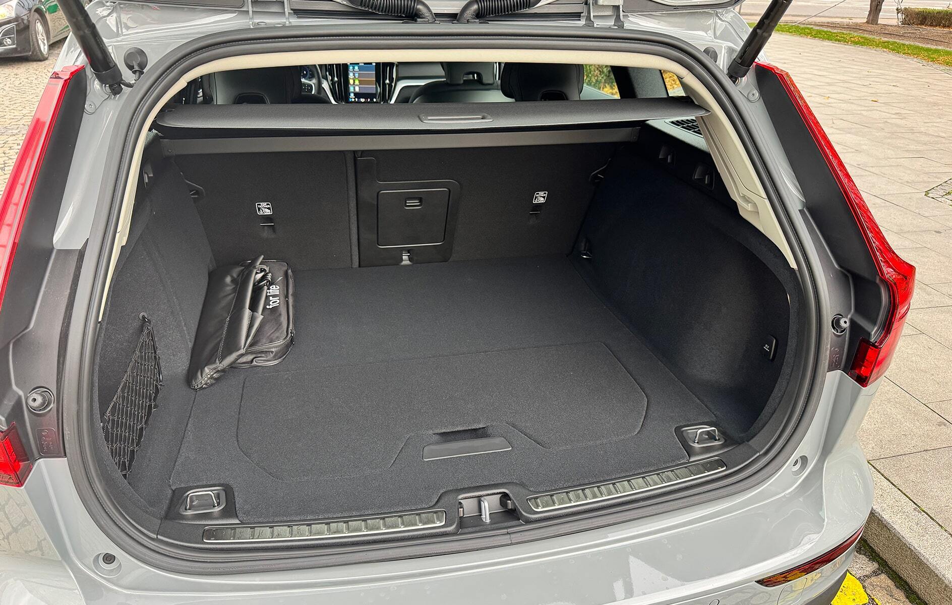 Biluthyrning Volvo V60 i Prag