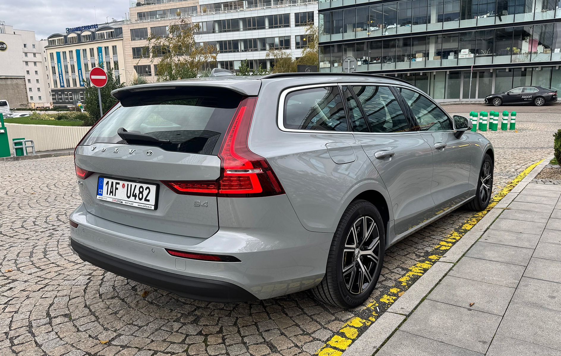 Biluthyrning Volvo V60 i Prag