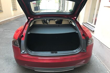 차량 렌탈 Tesla Model S P90D 프라하 내