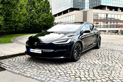 租一辆车 Tesla Model X Plaid 在布拉格
