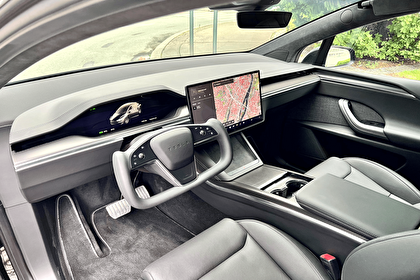 Оренда автомобіля Tesla Model X Plaid у Празі