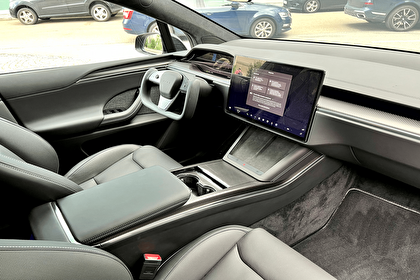 Car rental Tesla Model X Plaid in Prague