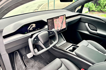 차량 렌탈 Tesla Model X Plaid 프라하 내