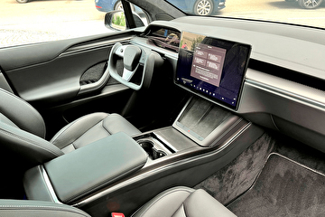 차량 렌탈 Tesla Model X Plaid 프라하 내