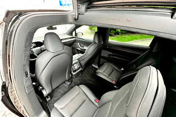 차량 렌탈 Tesla Model X Plaid 프라하 내