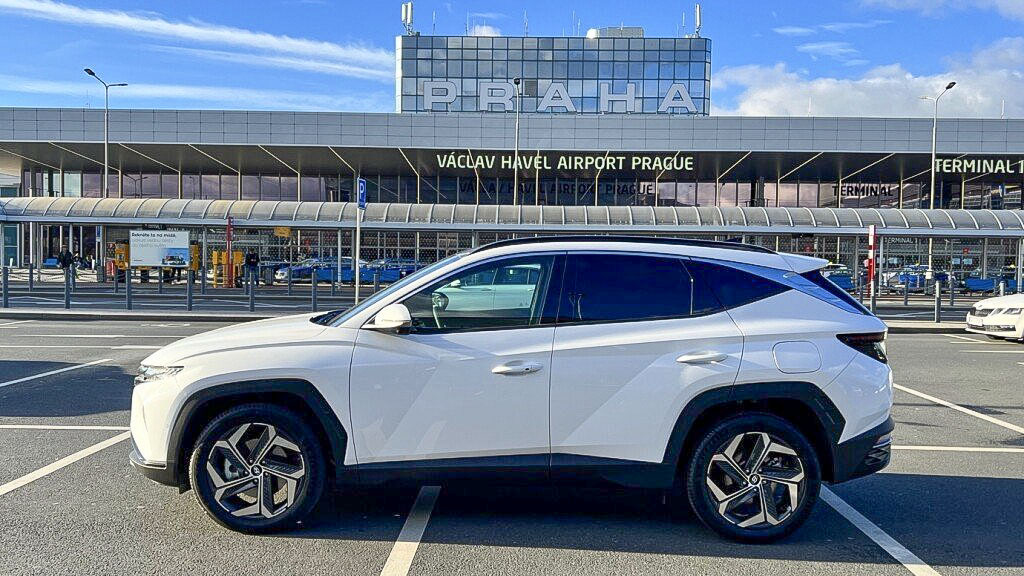 Přistavení pronajatého vozu CARLOVE na Letiště Praha