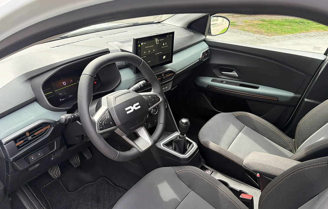 Biluthyrning Dacia Jogger 7seats i Prag
