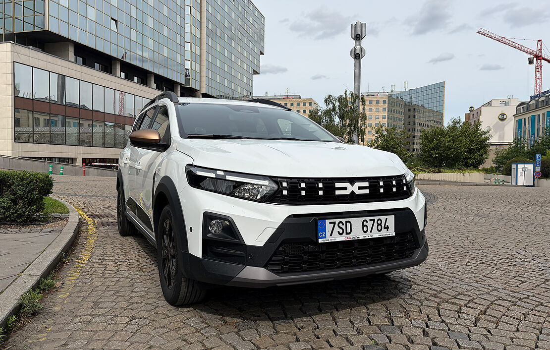 Biluthyrning Dacia Jogger 7seats i Prag