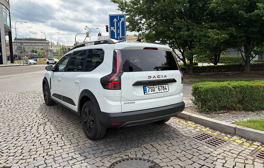 Biluthyrning Dacia Jogger 7seats i Prag