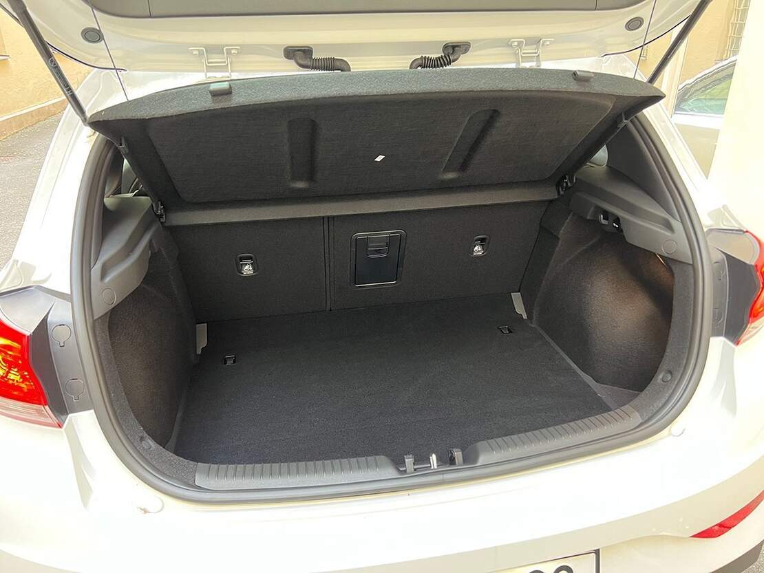 Car rental Hyundai i30 MT in Prague