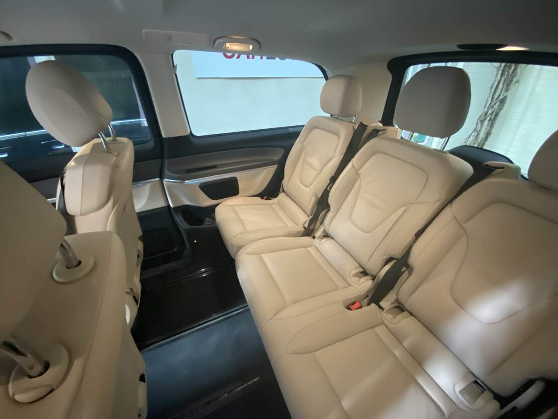 Car rental Mercedes V-class in Prague