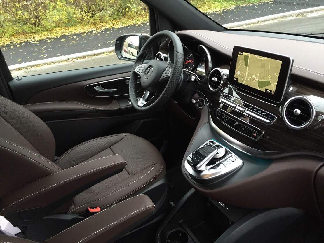 Car rental Mercedes V-class in Prague