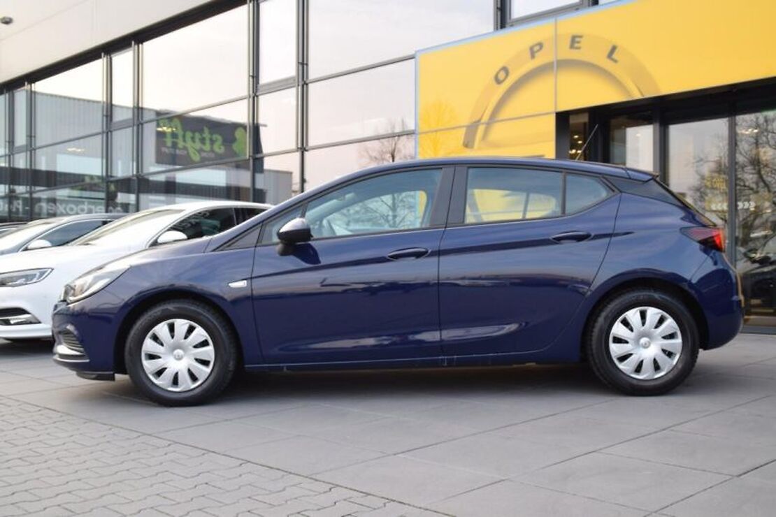 Car rental Opel Astra MT in Prague