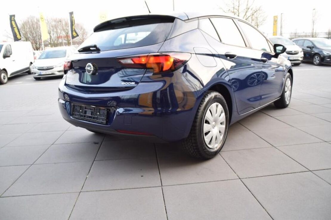 Car rental Opel Astra MT in Prague