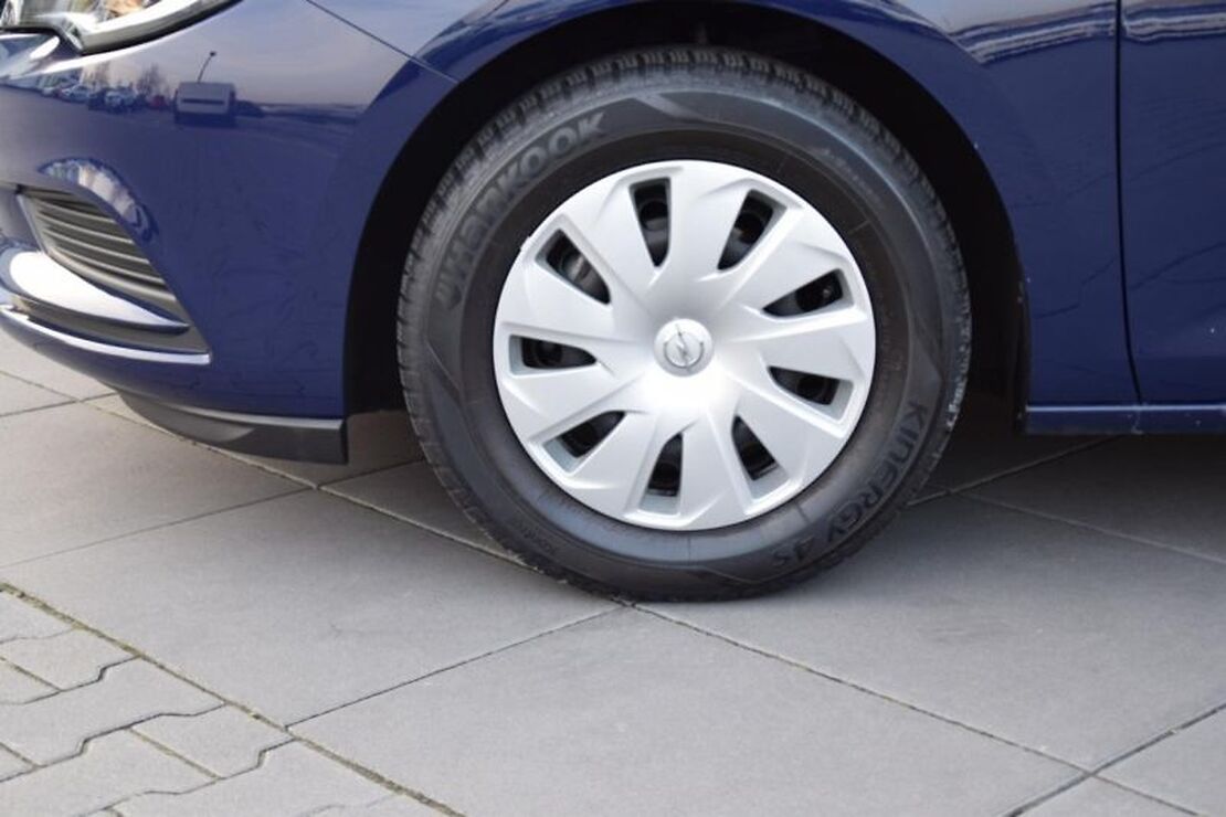 Car rental Opel Astra MT in Prague