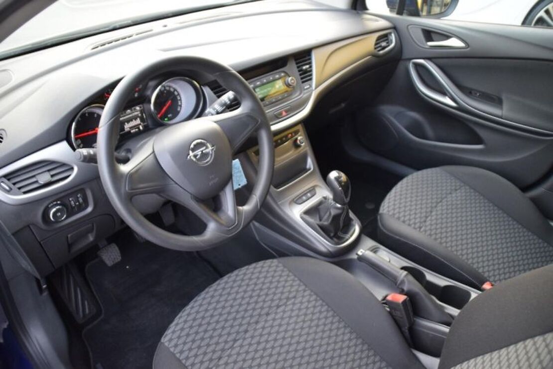 Car rental Opel Astra MT in Prague