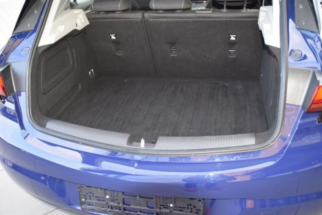 Car rental Opel Astra MT in Prague