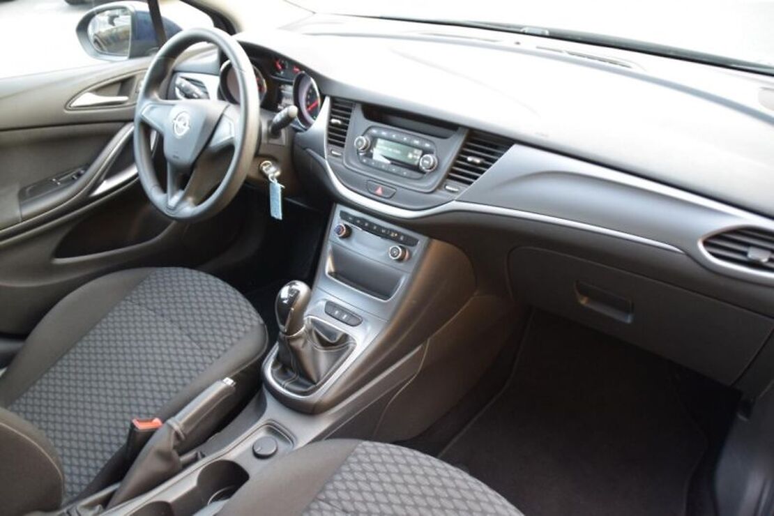 Car rental Opel Astra MT in Prague