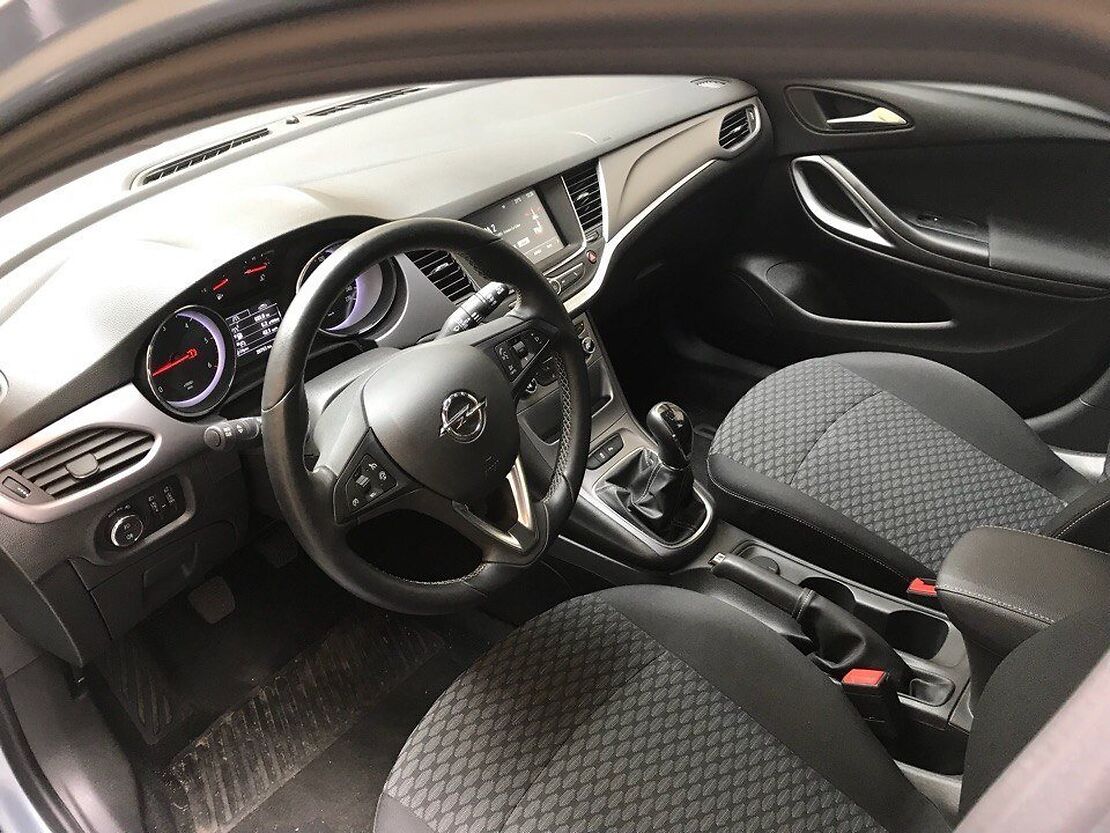 Car rental Opel Astra MT in Prague