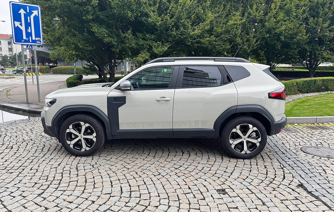 Biluthyrning Dacia Duster AT i Prag