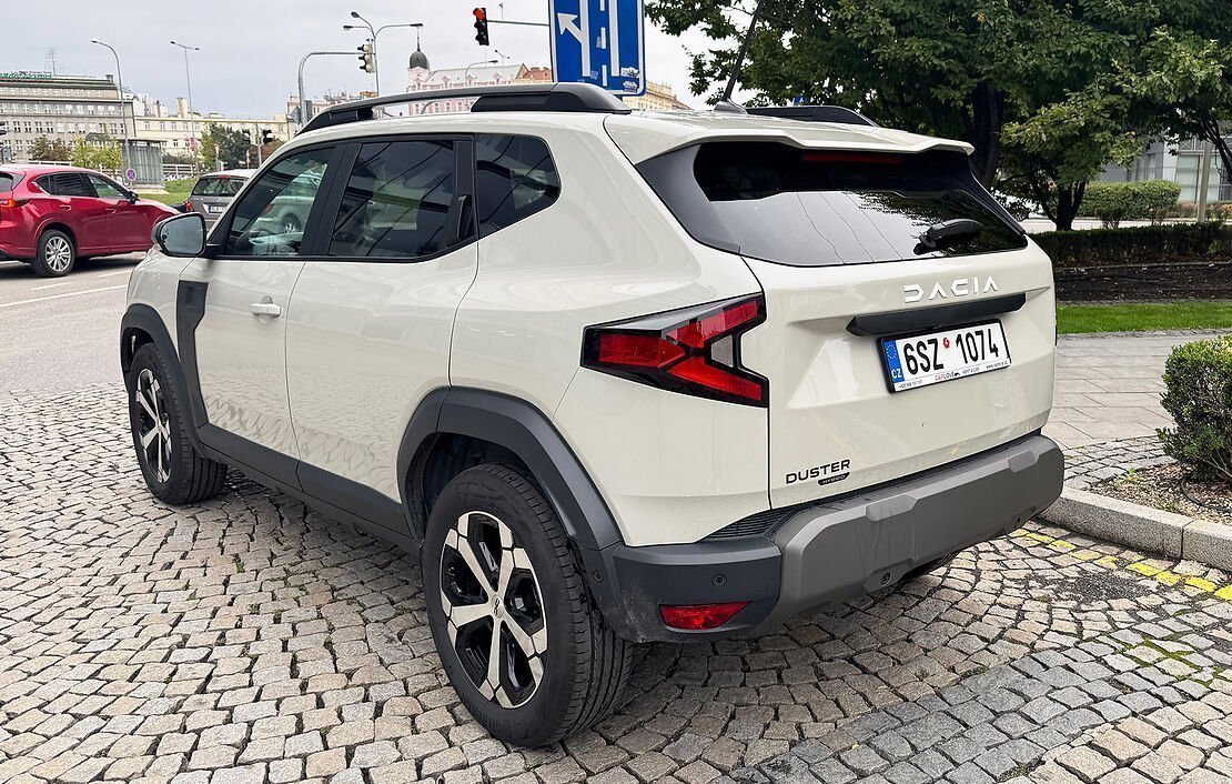 Biluthyrning Dacia Duster AT i Prag