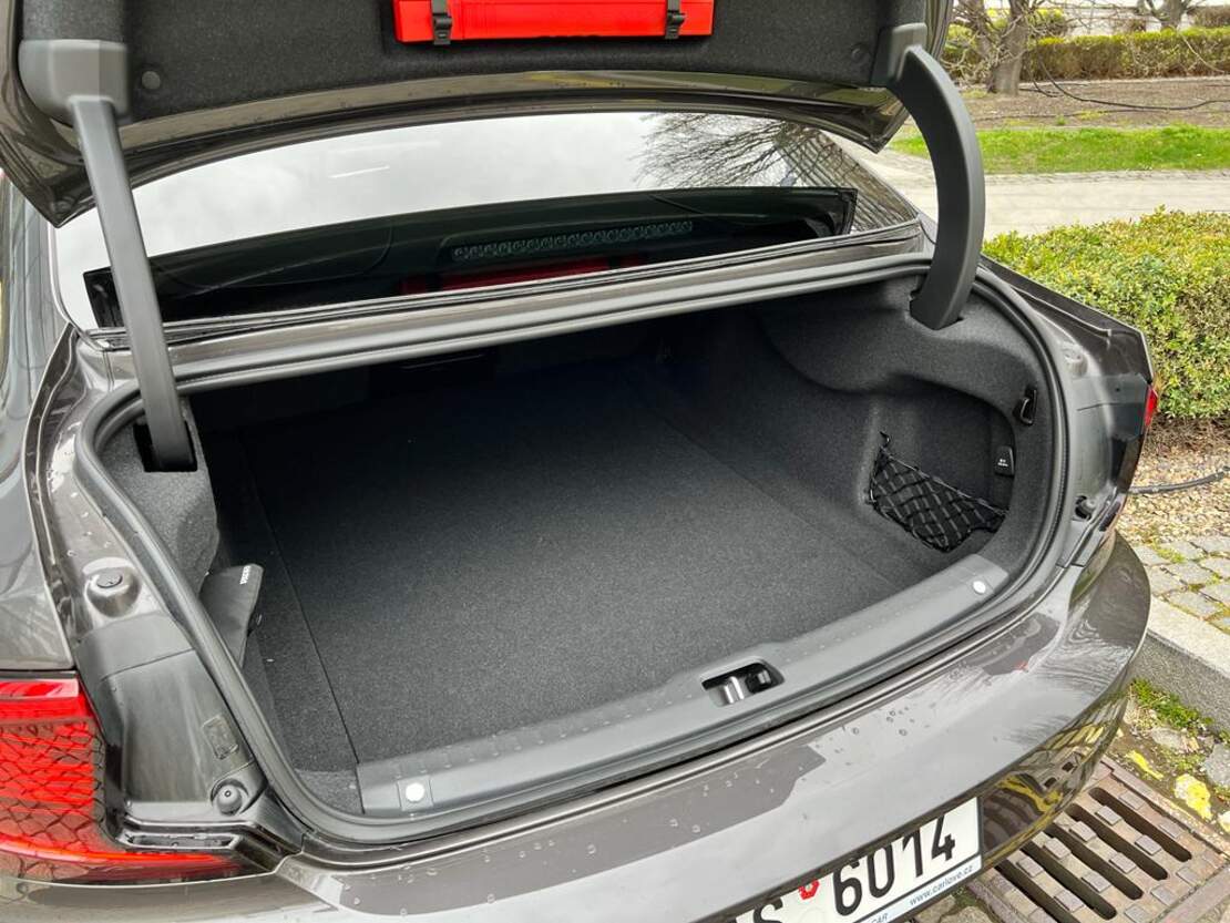Car rental Volvo S90 in Prague