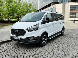 Rental minibas Ford in Prague