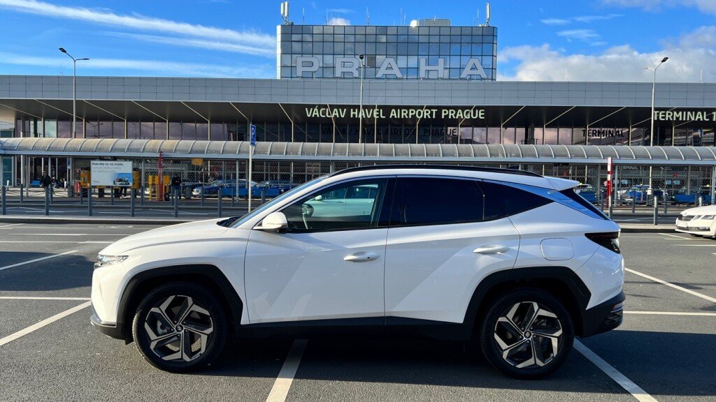 Přistavení pronajatého vozu CARLOVE na Letiště Praha