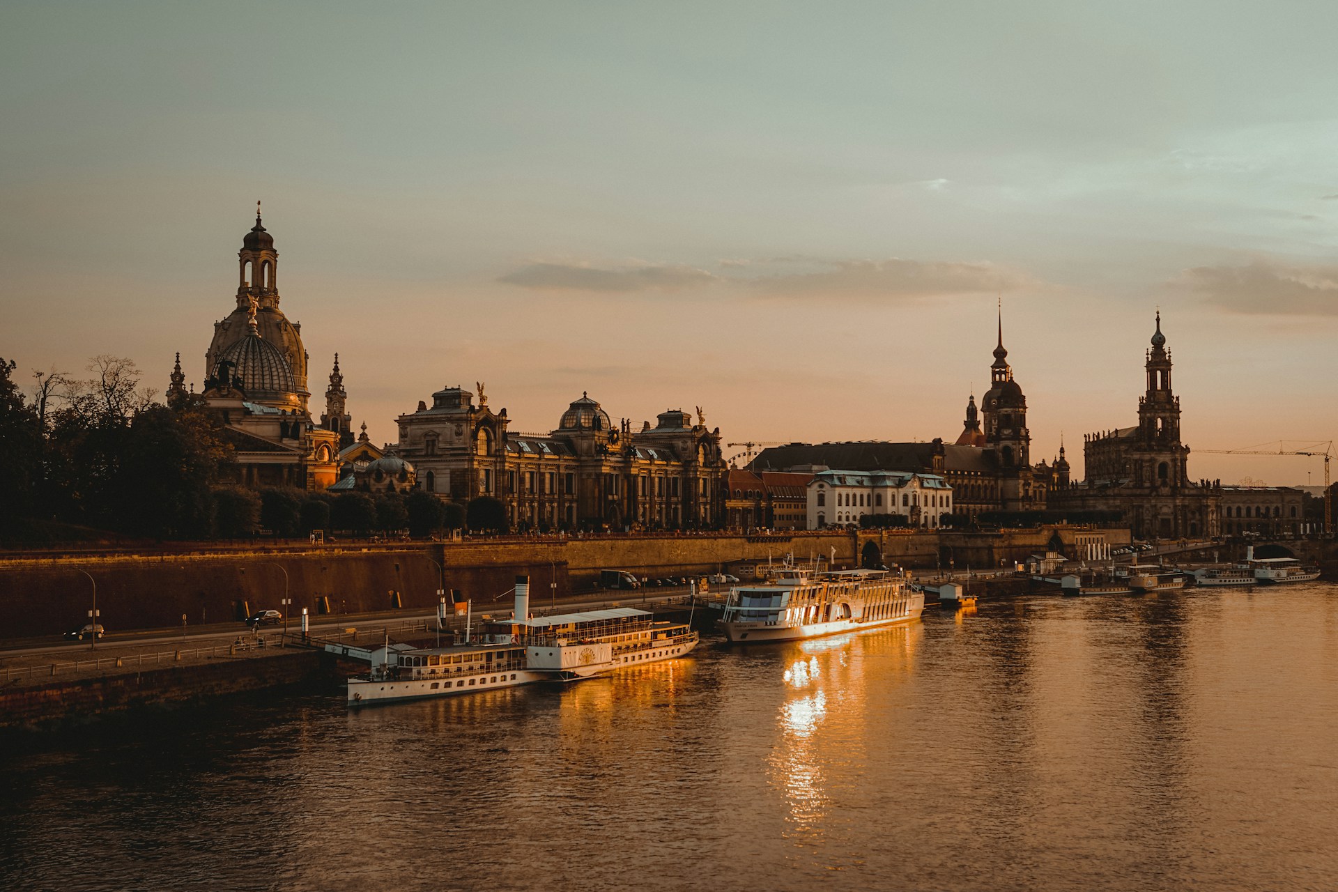 Brühlsche Terrasse along the Elbe river in the evening