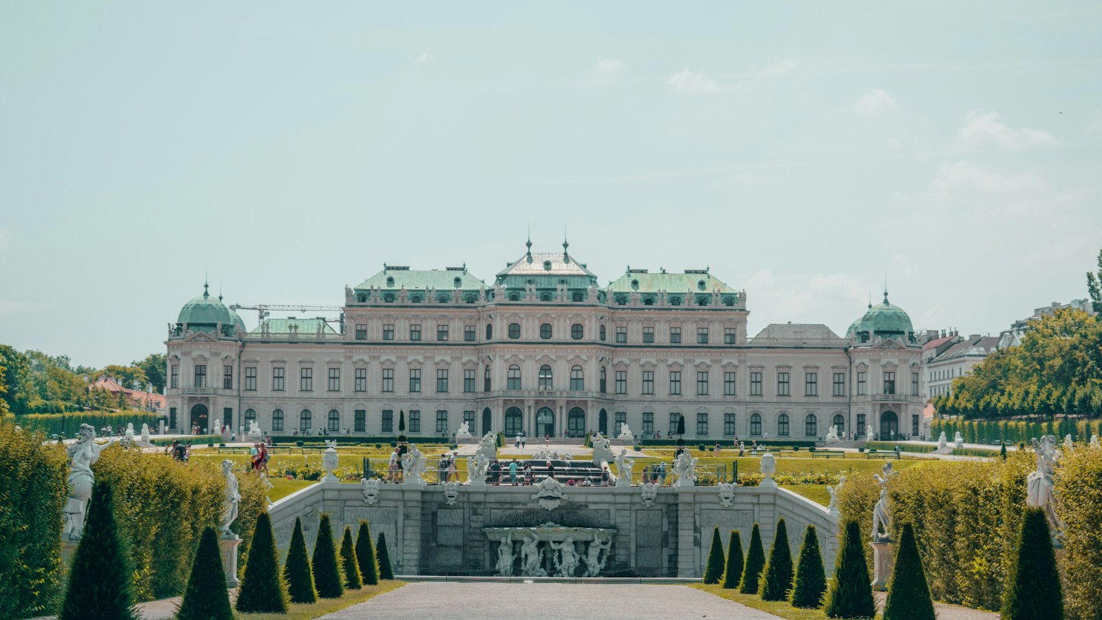 Barokpalads set hen over en formel have i Wien