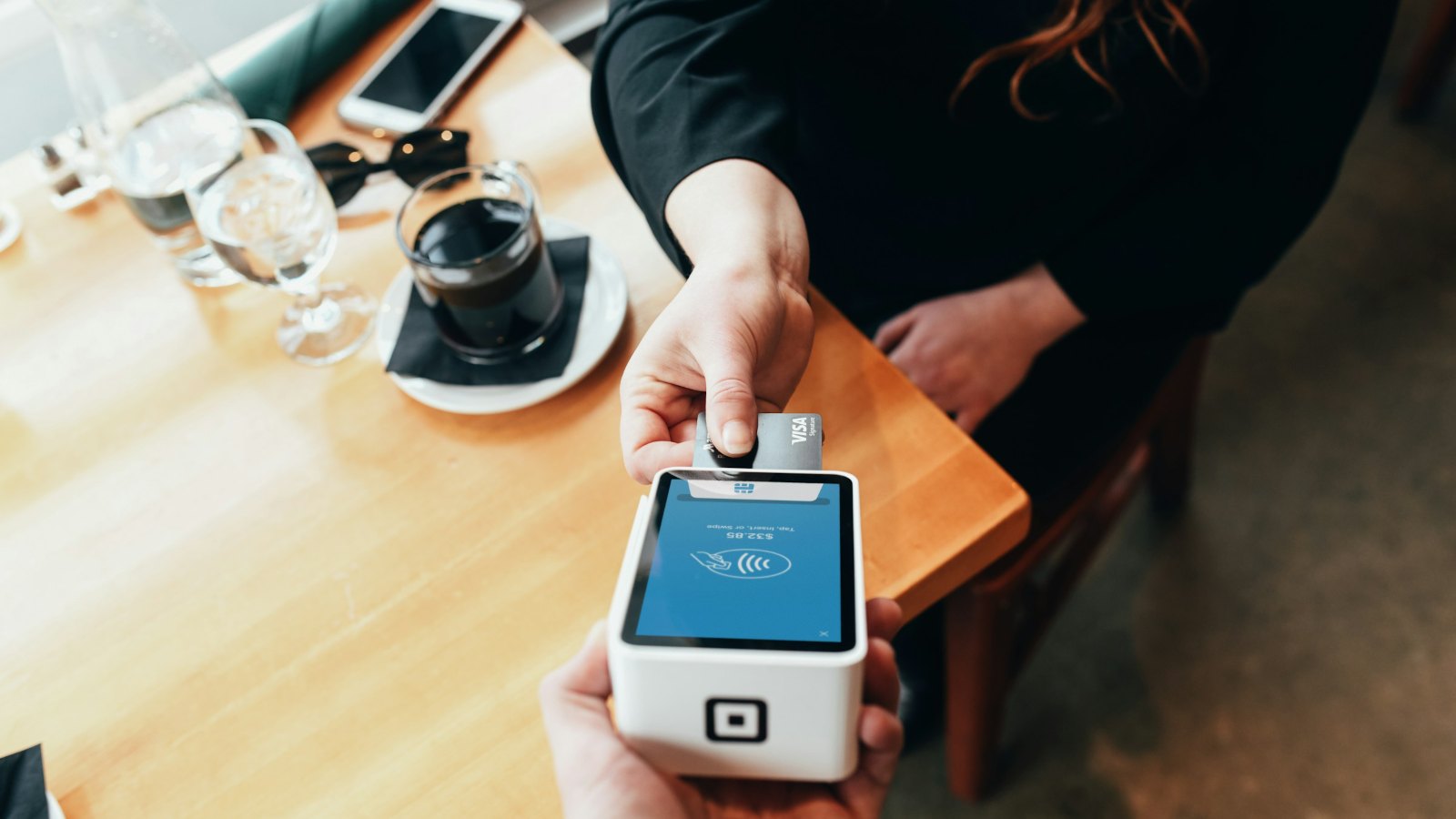 Pago con tarjeta en un terminal bancario portátil