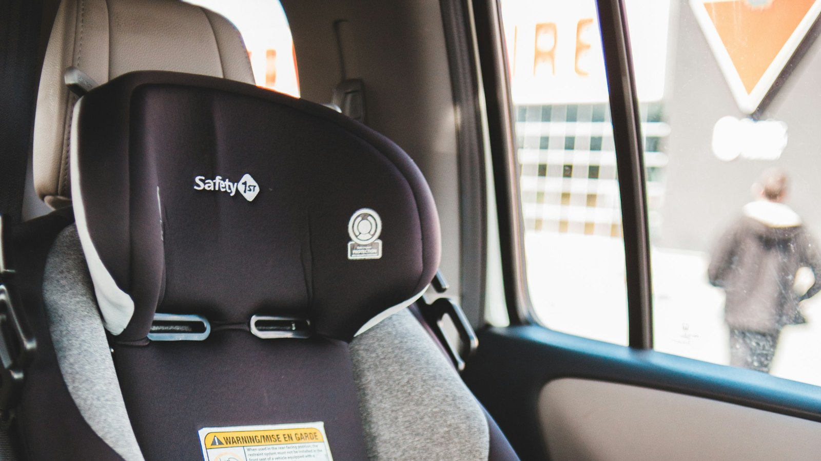 Silla infantil con reposacabezas acolchado instalada en un coche