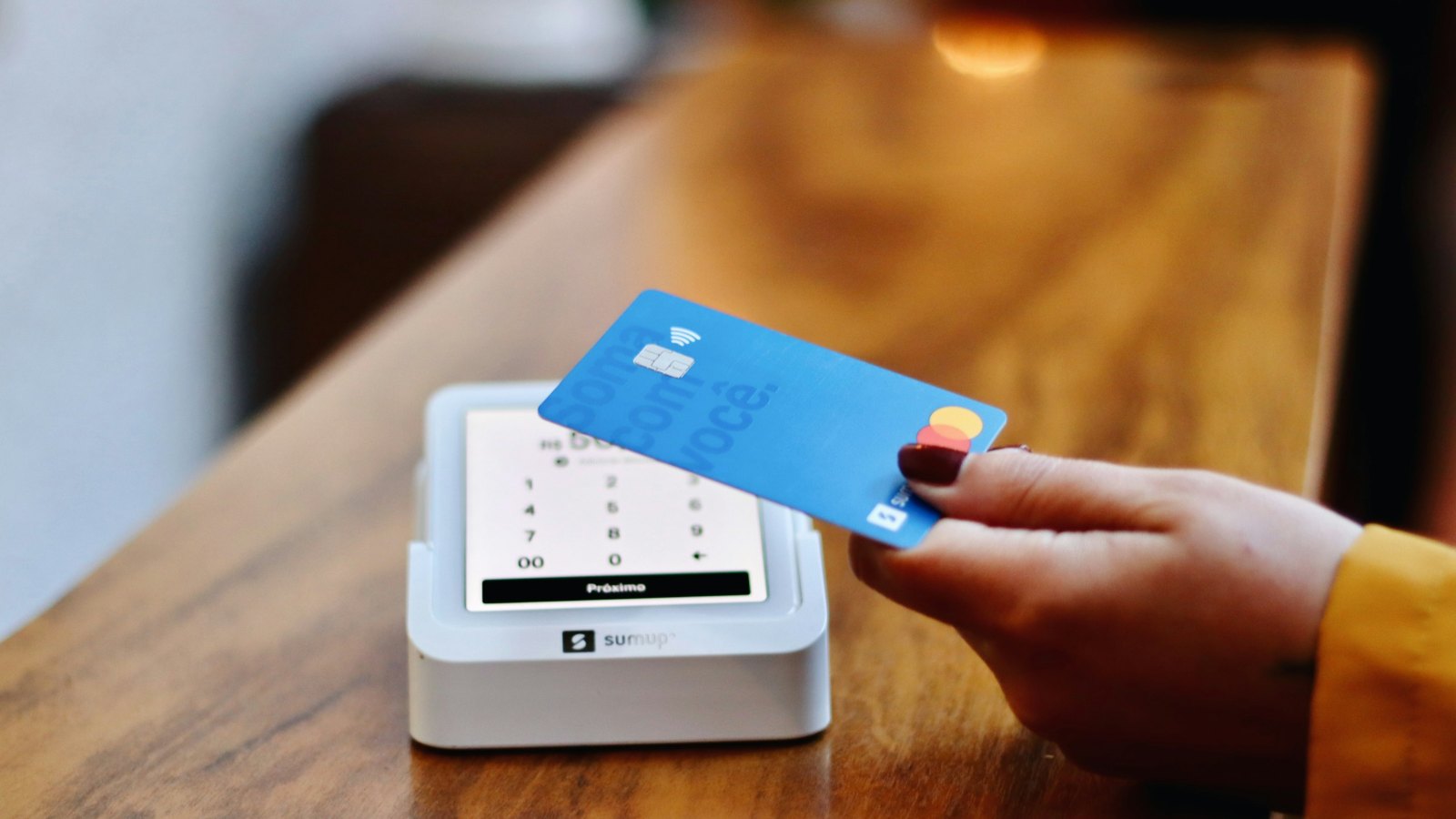 Pago con tarjeta en un terminal bancario