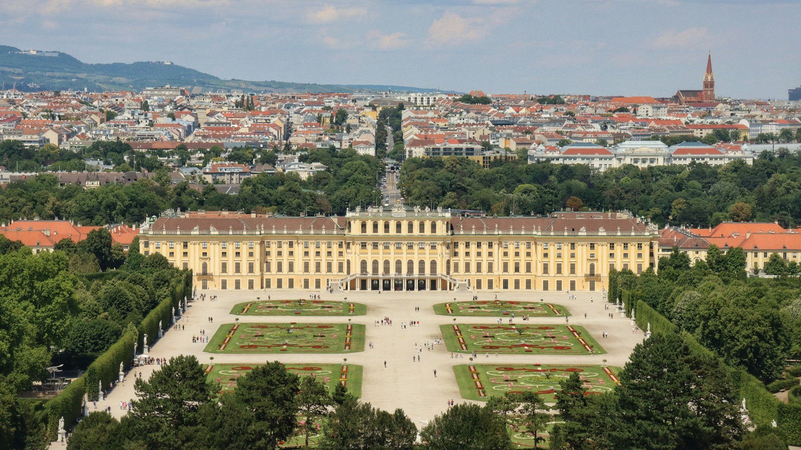 Udsigt over et barokpalads og dets formelle haver i Wien